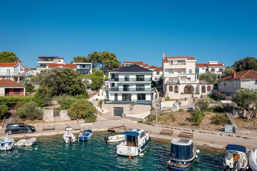 Villa moderna sul mare con molo per barche a Rogoznica