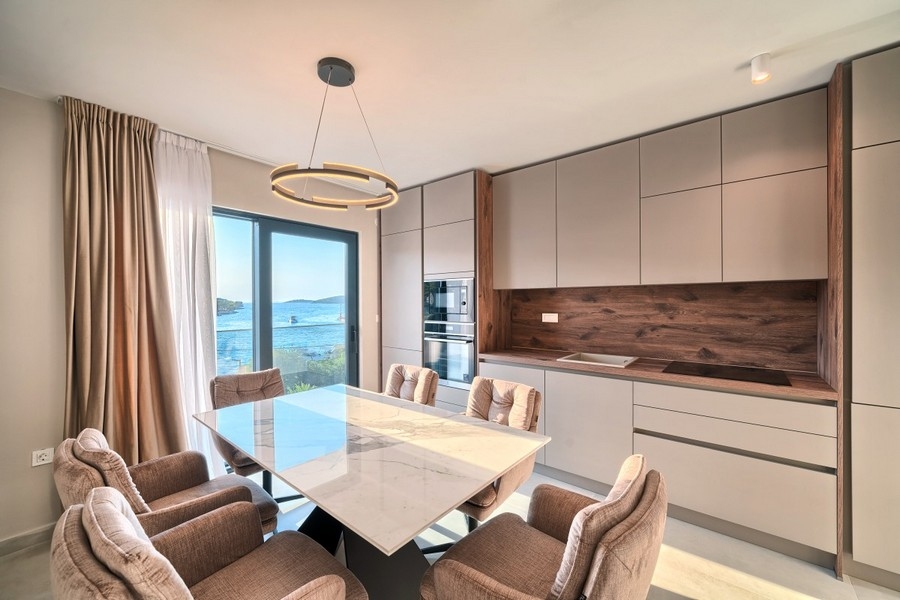 Zona pranzo con cucina moderna e vista mare