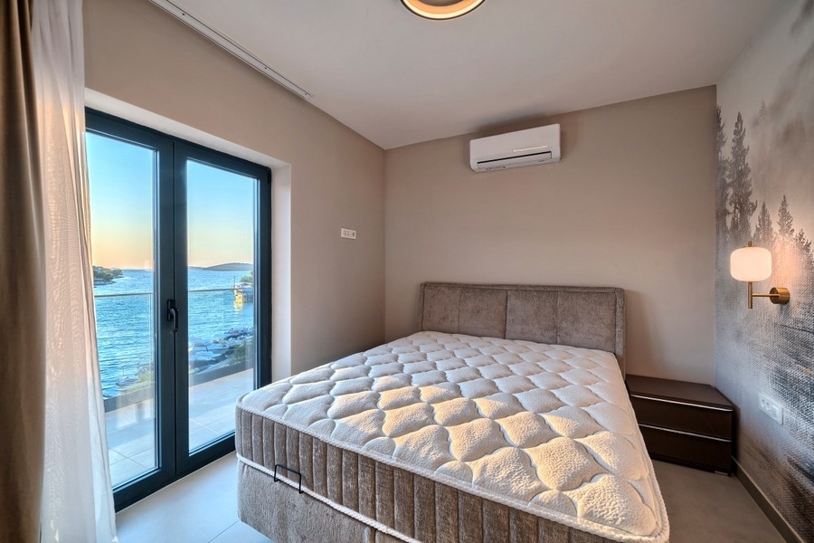 Camera da letto con vista mare e accesso al balcone
