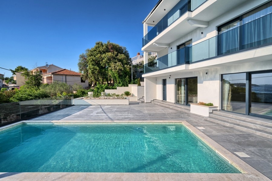 Villa moderna con piscina e grande vetrata