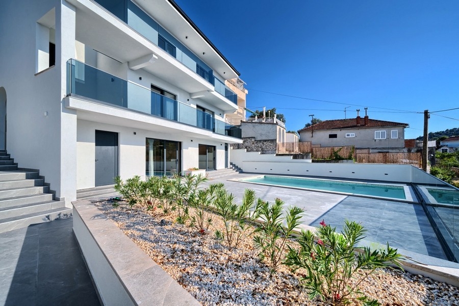 Villa con balconi, giardino e piscina
