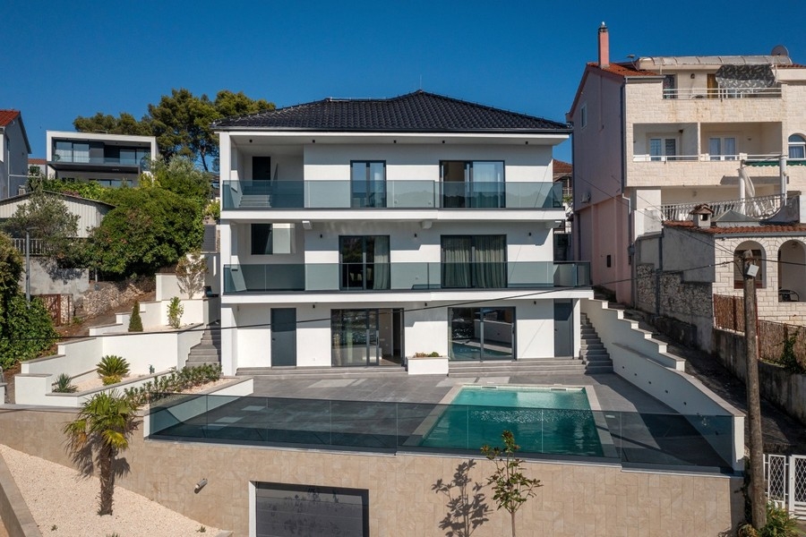 Villa con piscina in posizione mediterranea