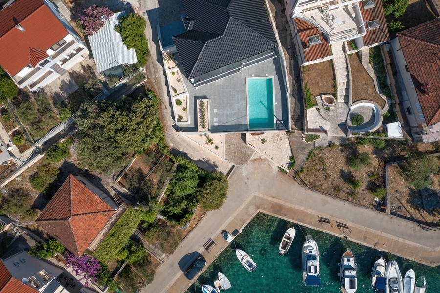 Veduta aerea della villa con piscina vicino al mare