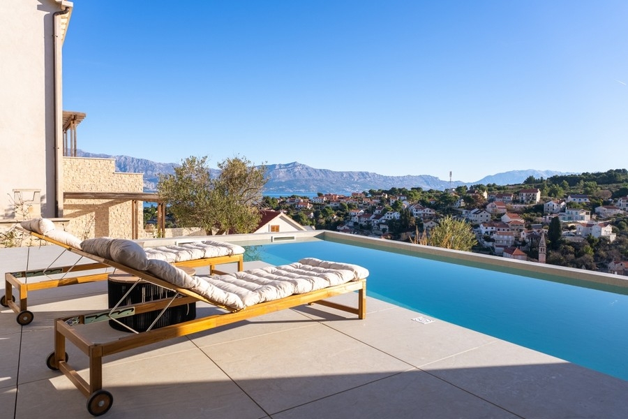 Piscina con lettini e vista sui dintorni
