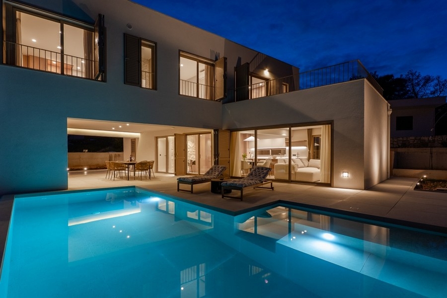Villa illuminata con piscina al crepuscolo