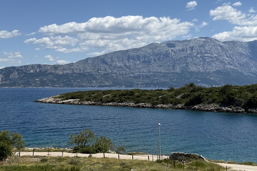 Vista mare sulla costa dell'isola di Brac