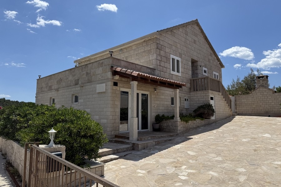 Casa in pietra con terrazza sull'isola di Brac