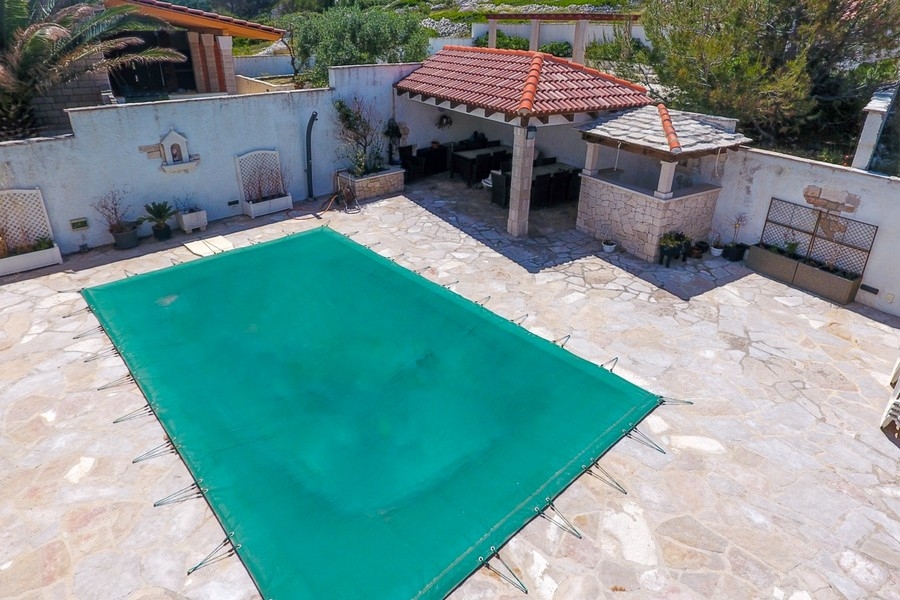 Piscina con zona lounge coperta