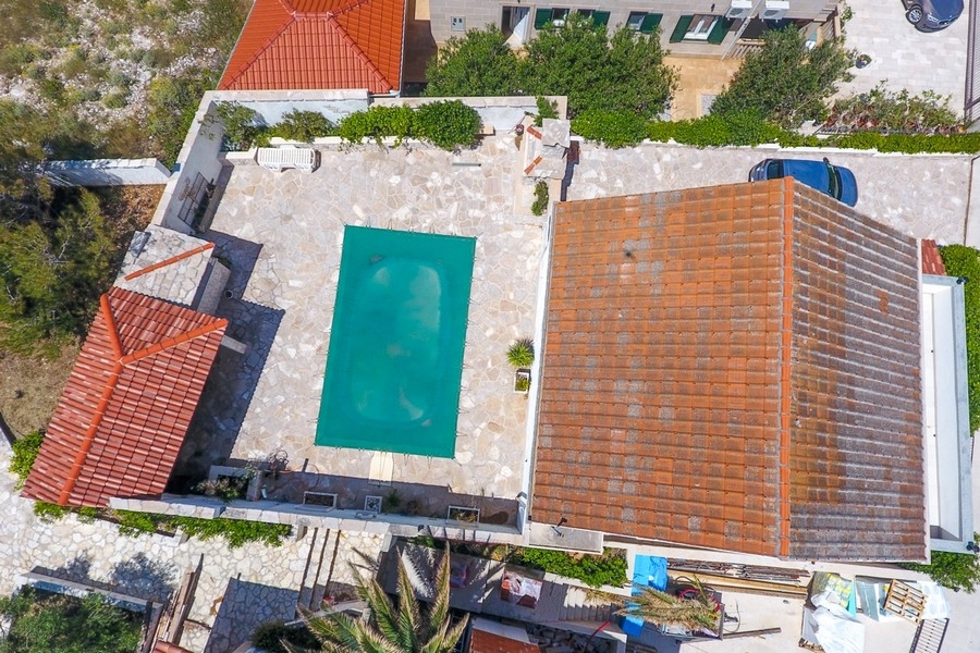 Veduta aerea di casa e piscina in Croazia