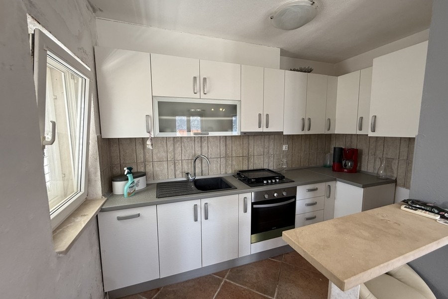 Cucina con armadi da incasso bianchi