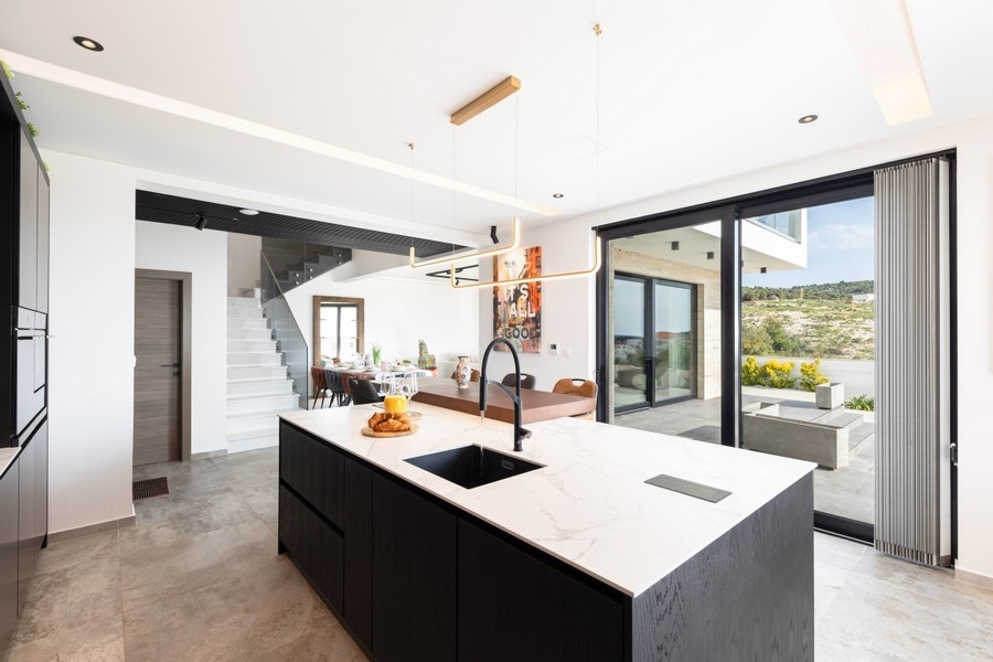 Cucina con isola e accesso alla terrazza