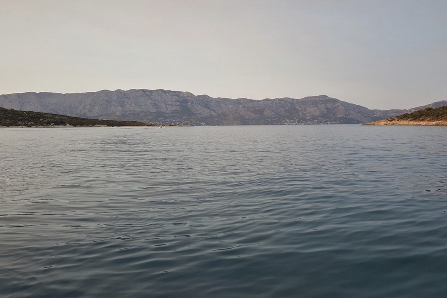 Vista sul mare verso la costa di Brac