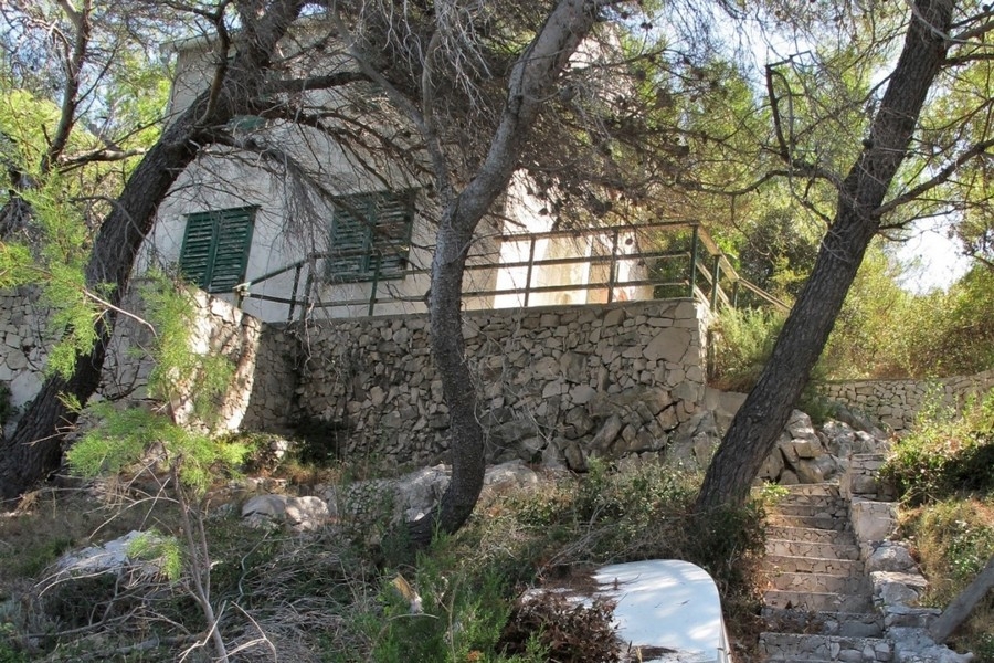 Casa in pietra tra i pini a Brac