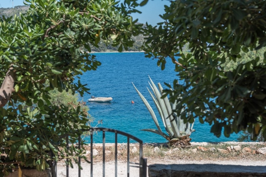 Vista mare sulla baia dal giardino della casa
