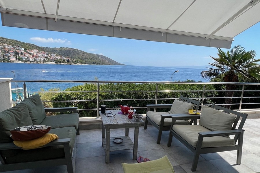 Terrazza con vista mare e tenda da sole elettrica