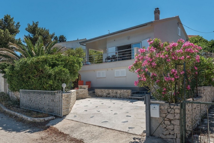 Vista della casa con giardino a Ciovo in Croazia