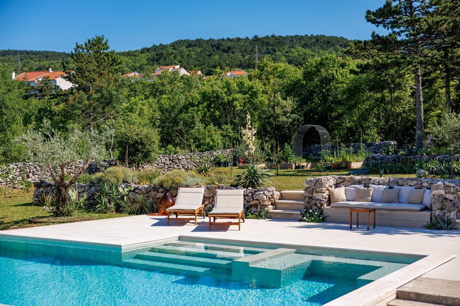 Terrazza in giardino con lounge e vegetazione mediterranea