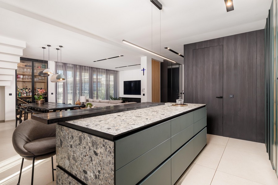 Moderna cucina abitabile con isola