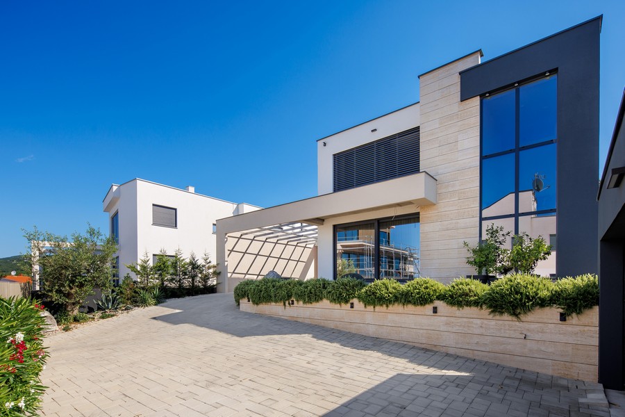 Villa moderna con facciata in vetro in Croazia