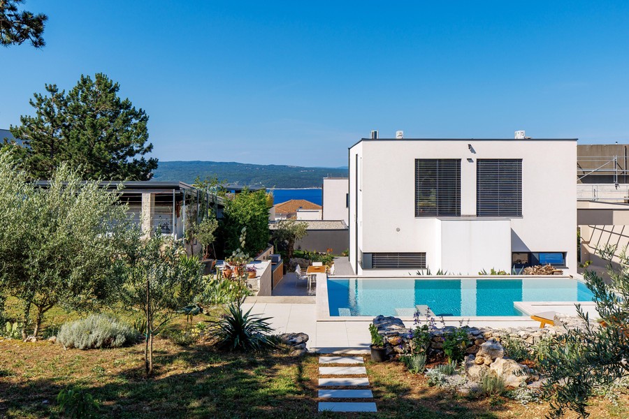 Villa con piscina e vista sul verde