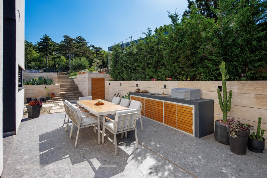 Area esterna coperta con cucina estiva e grill