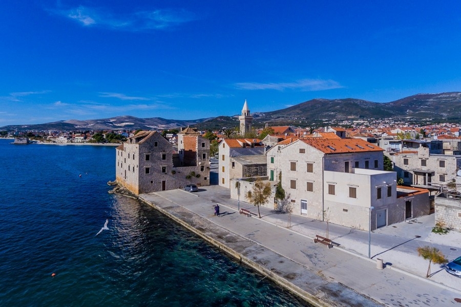 Casa storica in pietra sul mare a Kastela