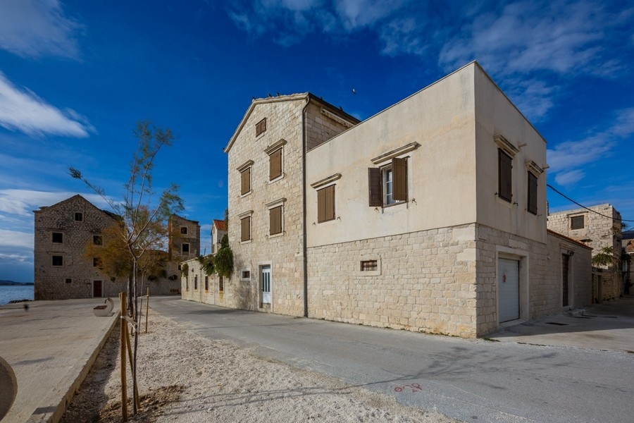 Vista esterna della casa storica in pietra