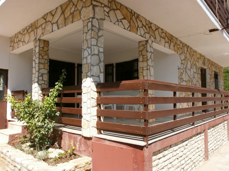 Terrazza coperta con colonne in pietra