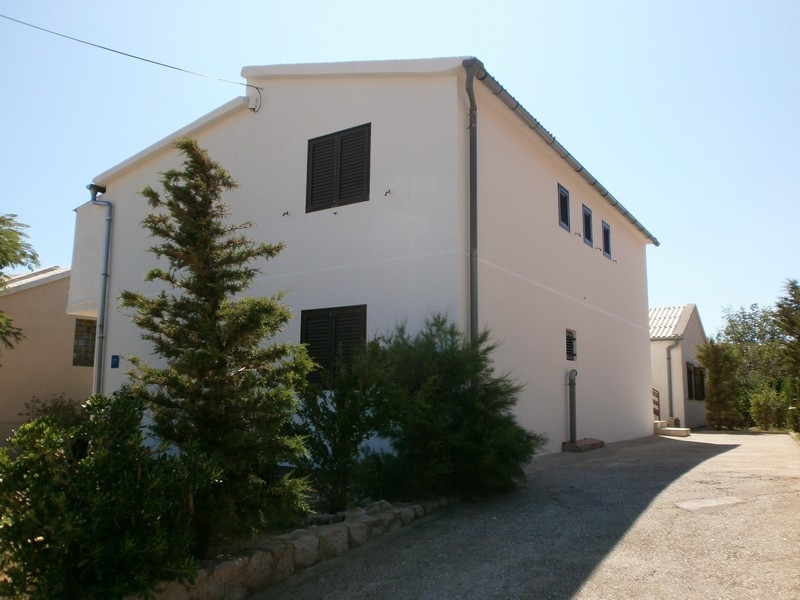 Vista laterale della casa con giardino
