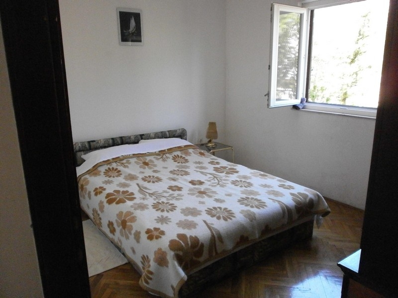 Camera da letto luminosa con letto matrimoniale