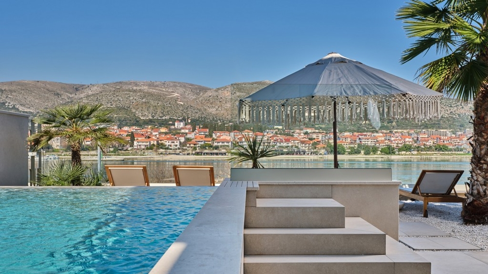 Infinity pool con vista mare su Trogir in Croazia