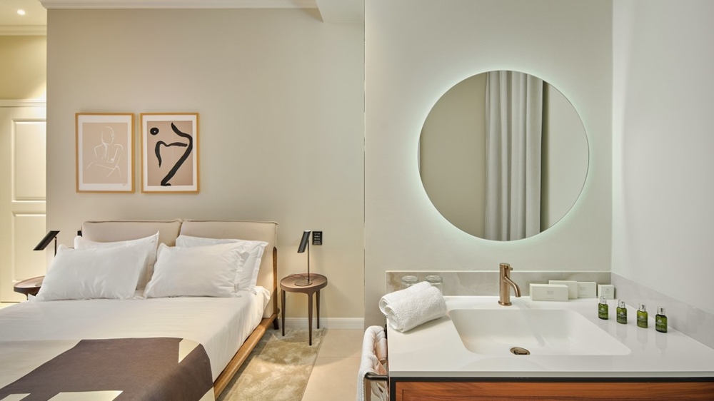 Camera da letto con lavabo e specchio
