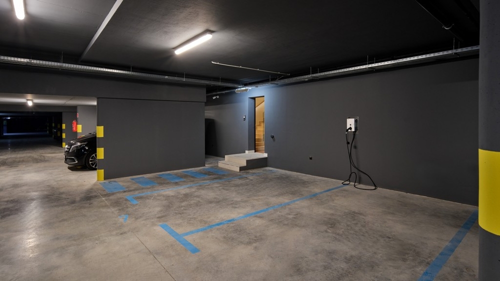 Garage interrato con posto auto e colonnina di ricarica