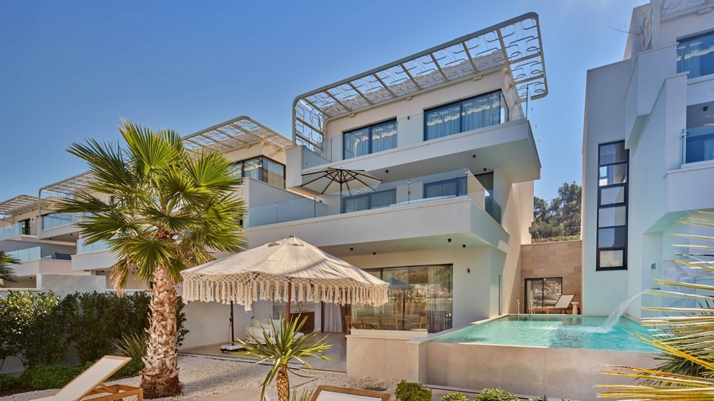 Moderne ville di lusso con piscina e giardino