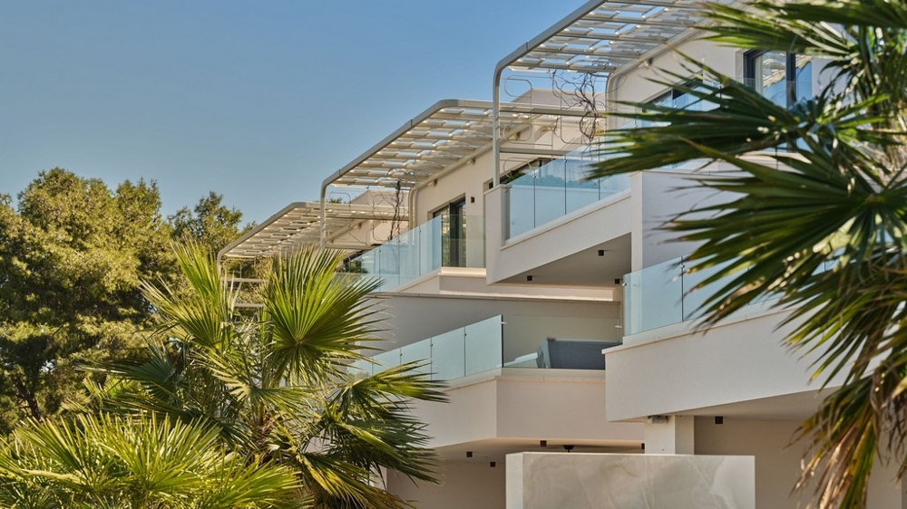Terrazze con parapetto in vetro e pergola