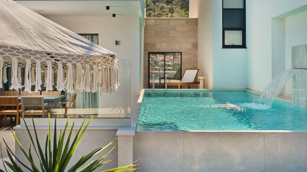 Terrazza con piscina e gioco d'acqua
