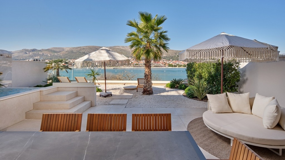 Solarium con lounge e vista mare