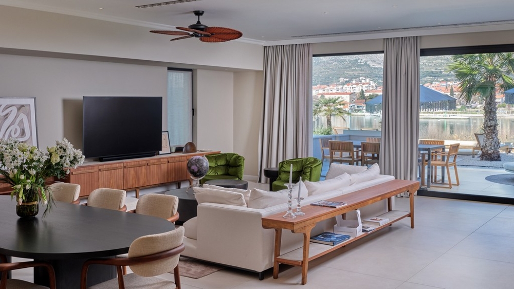 Soggiorno con accesso alla terrazza e vista mare