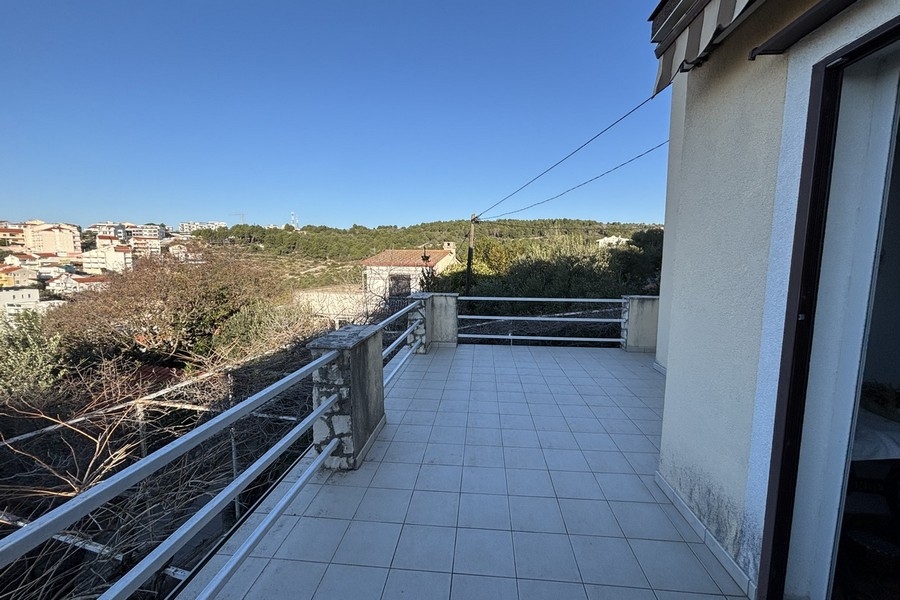 Grande terrazza solarium con vista sul verde