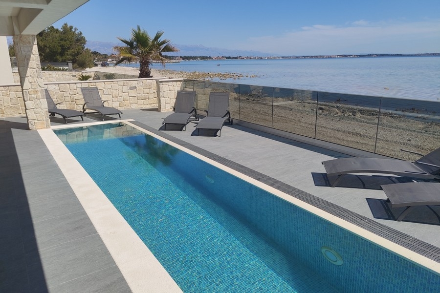 Piscina con lettini direttamente sul mare sull'isola di Vir