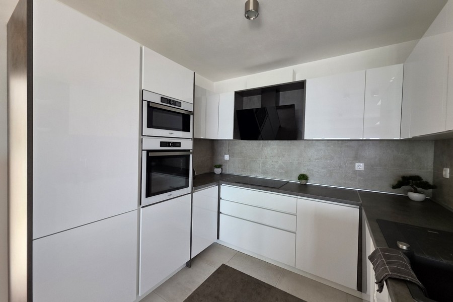 Cucina moderna con elettrodomestici da incasso
