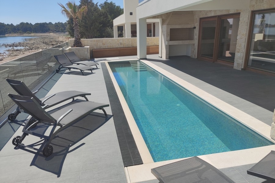 Piscina e solarium della villa in Croazia