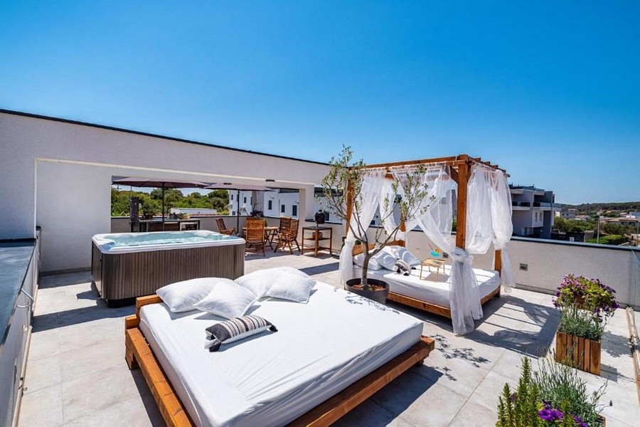 Moderna casa unifamiliare con piscina e vista mare a Ciovo in Croazia