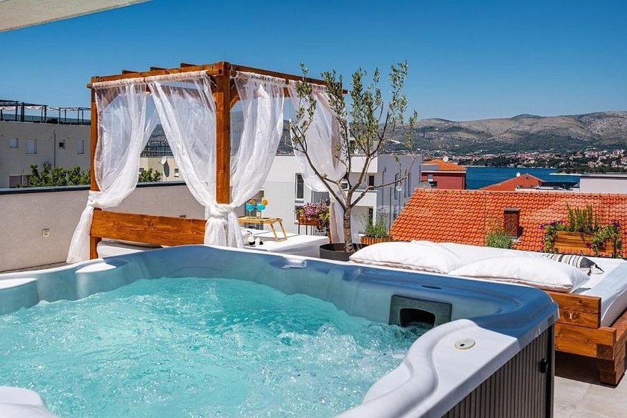 Idromassaggio sulla terrazza sul tetto con vista sulla baia