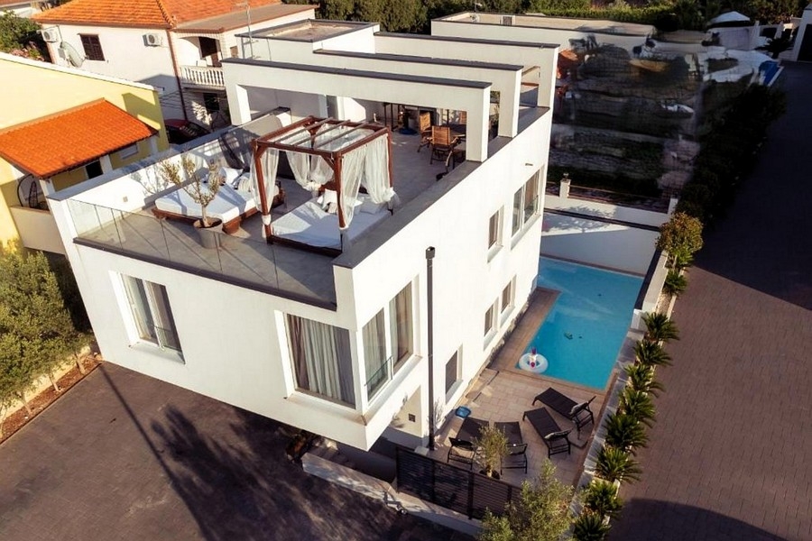 Veduta aerea della casa con piscina e terrazza sul tetto