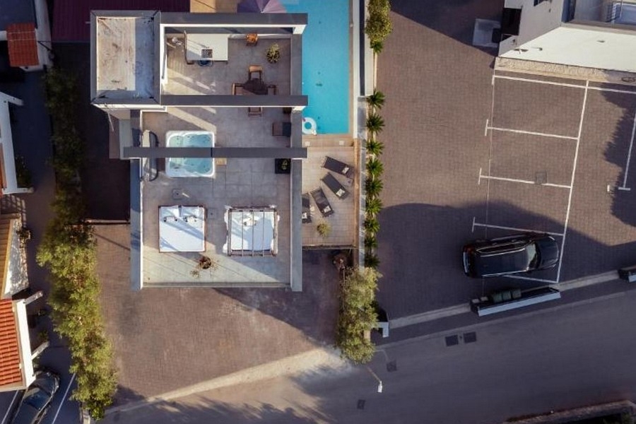 Vista dall'alto su casa, piscina e terrazza sul tetto