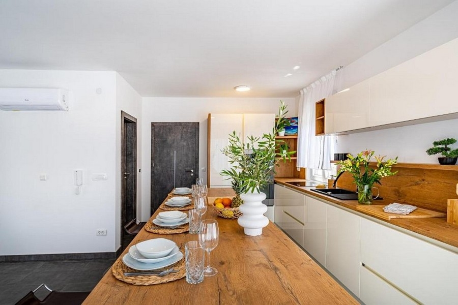 Cucina con tavolo da pranzo in legno