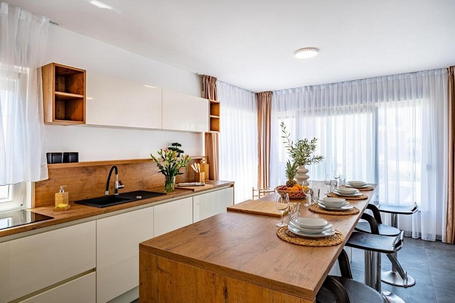 Cucina a vista con isola e zona pranzo