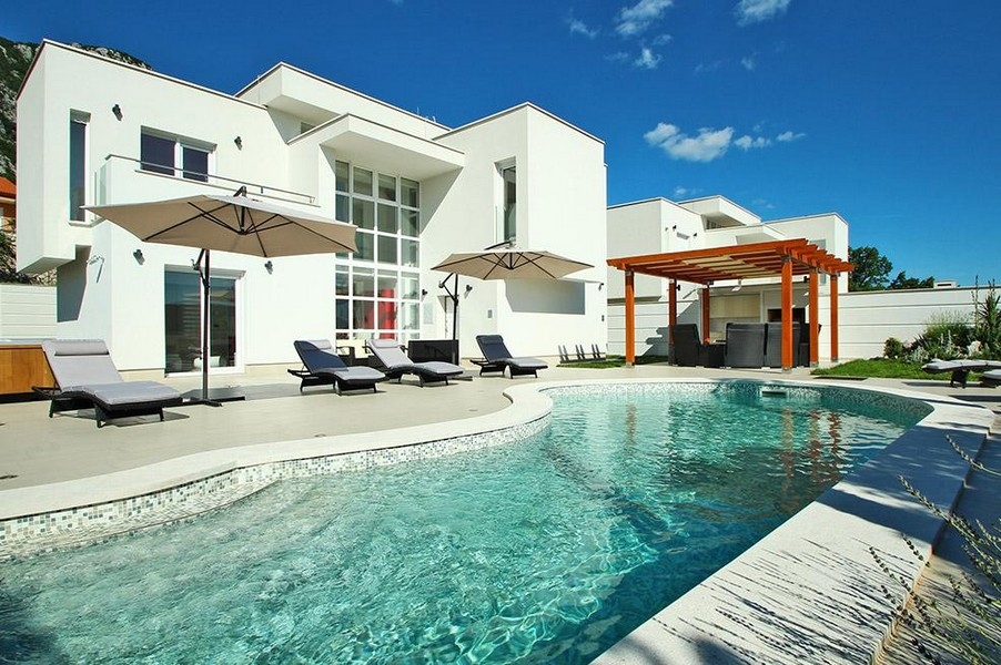 Villa moderna con piscina e solarium a Grizane