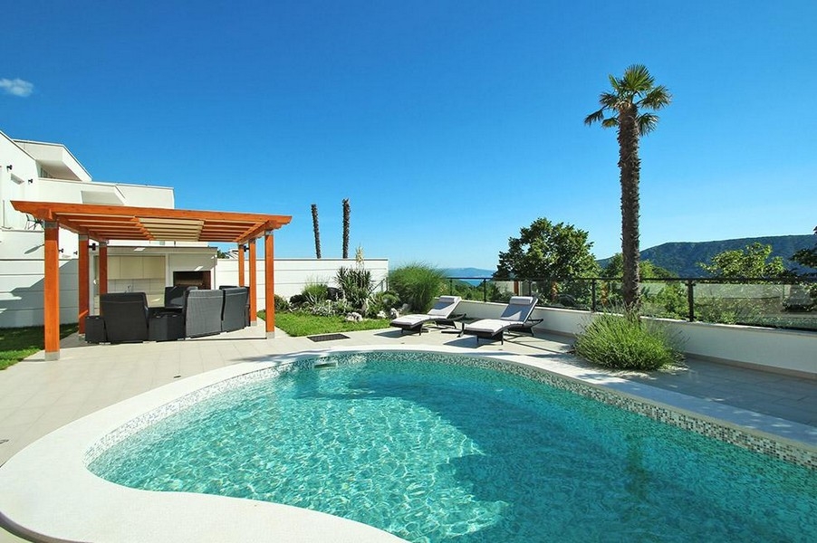 Piscina con pergola e vista sulla campagna verde